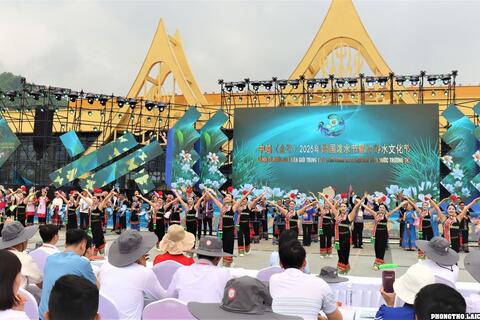 Đoàn đại biểu các huyện Phong Thổ, Nậm Nhùn, Mường Tè, Sìn Hồ tham dự Lễ hội té nước Trung - Việt năm 2025